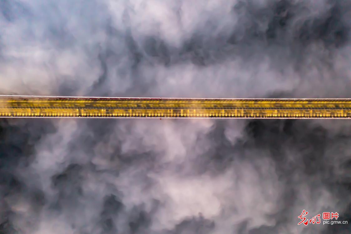 矮寨特大桥云雾缭绕如画卷