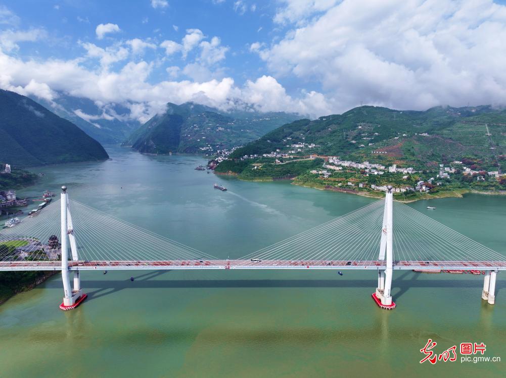 长江巴东段：船行两岸间 湖光入画来