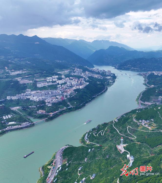 长江巴东段：船行两岸间 湖光入画来