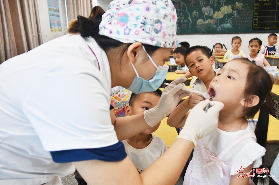 爱牙护牙 从小做起