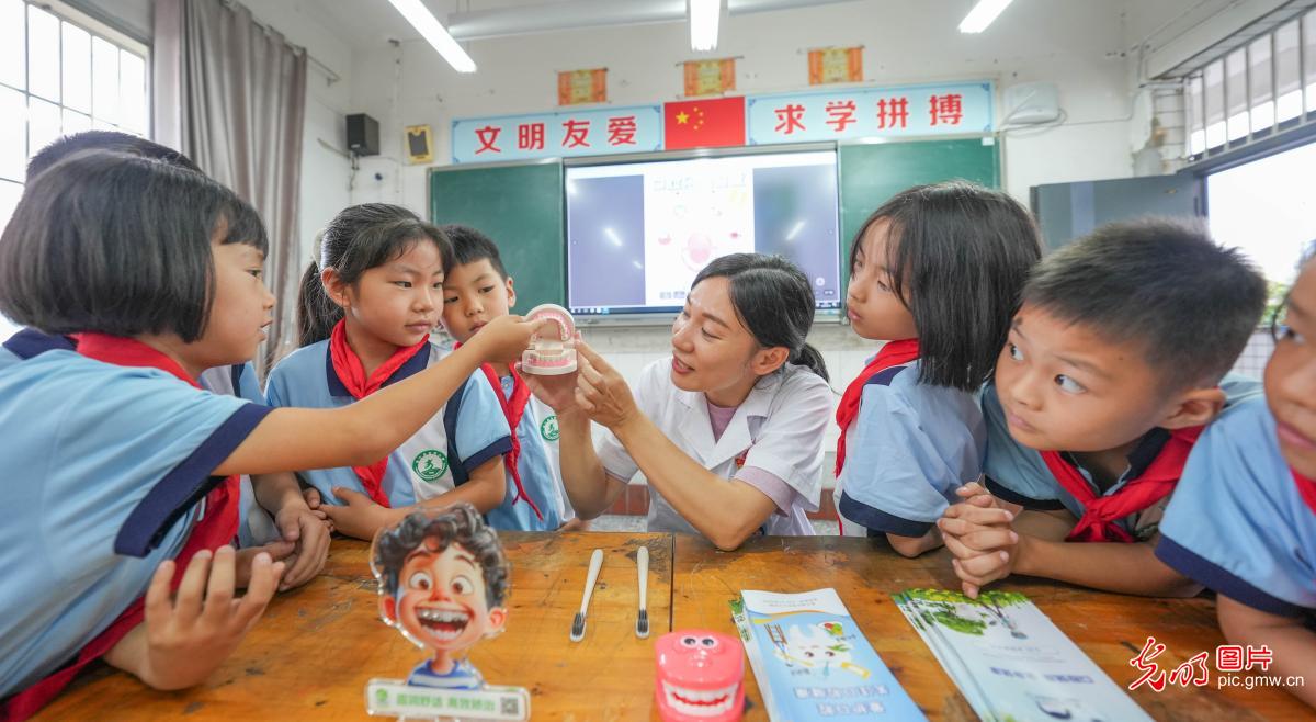 爱牙护牙 从小做起