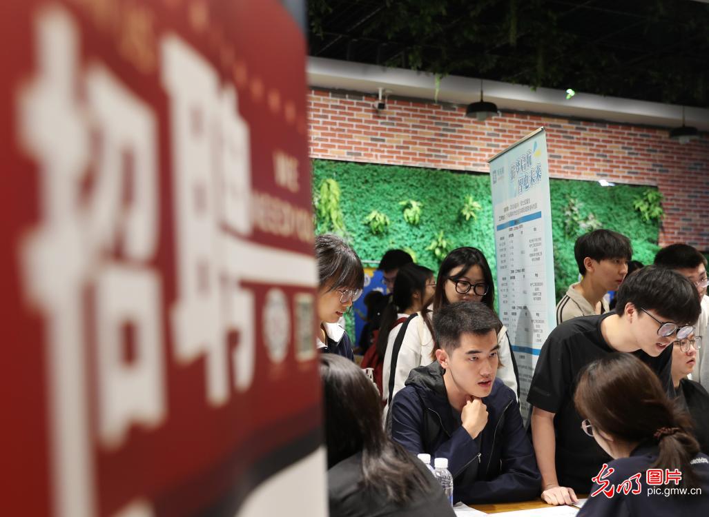 校园招聘会助力大学生就业