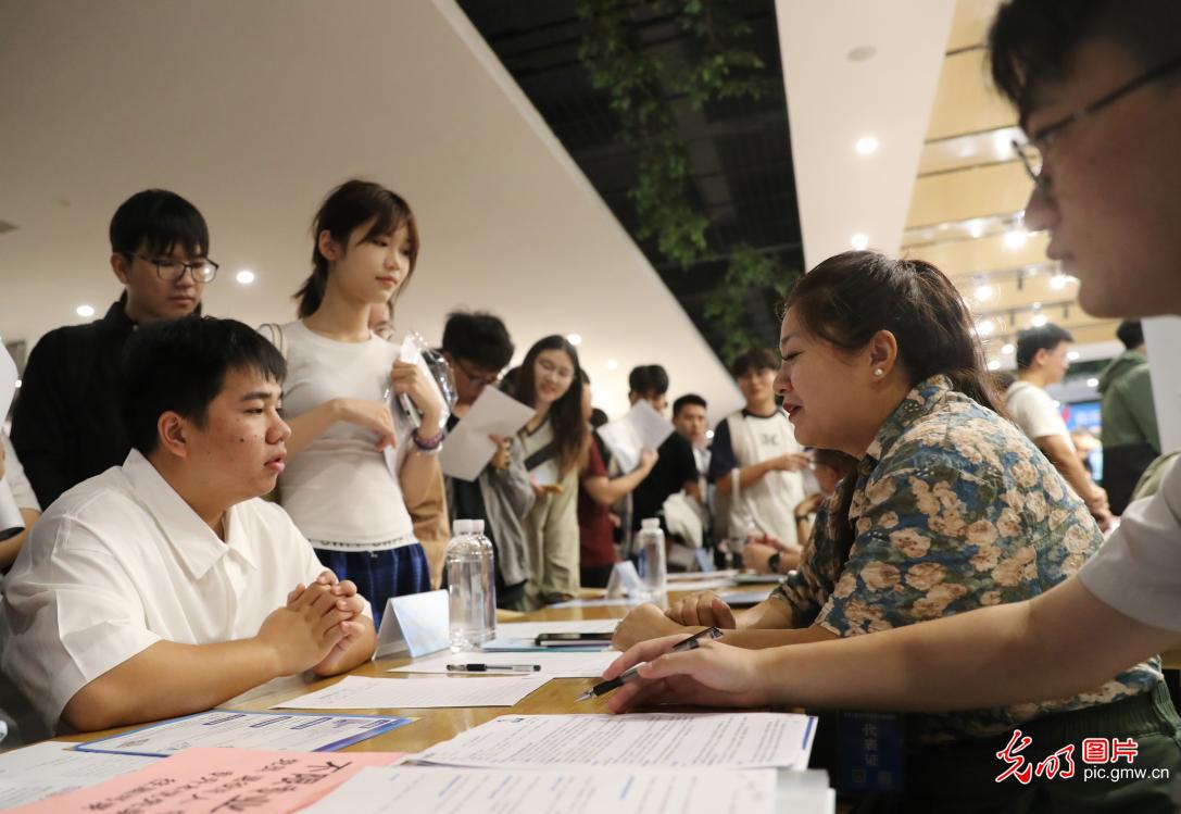 校园招聘会助力大学生就业