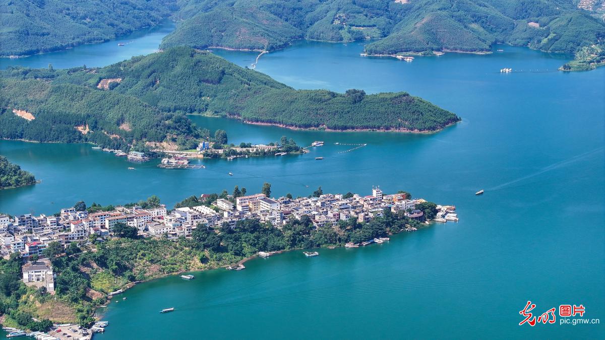 山水画卷万峰湖