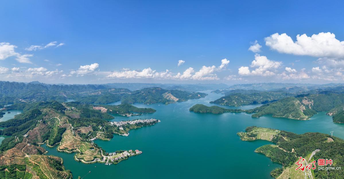 山水画卷万峰湖