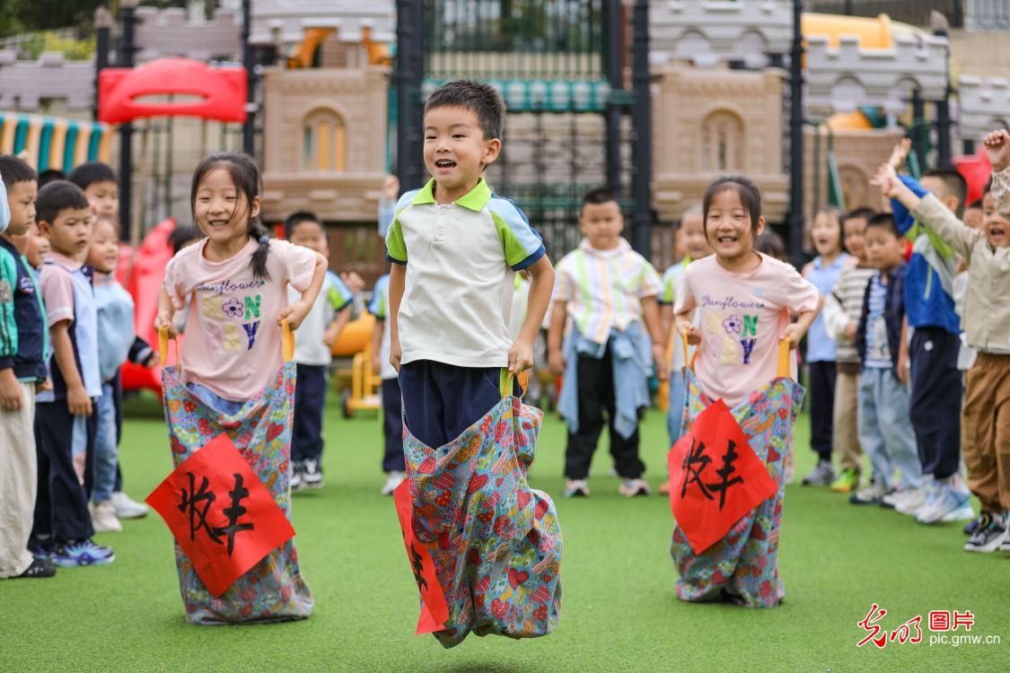 趣味游戏迎丰收 劳动教育润童心