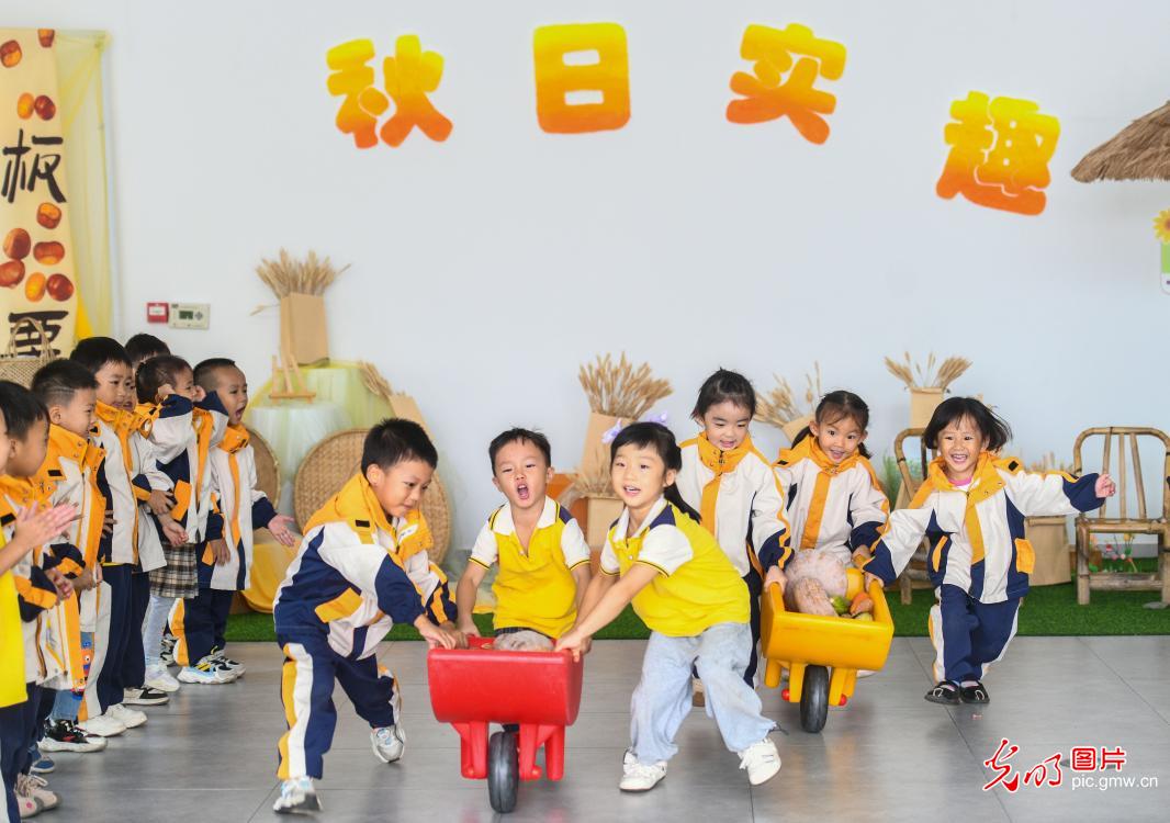 趣味游戏迎丰收 劳动教育润童心