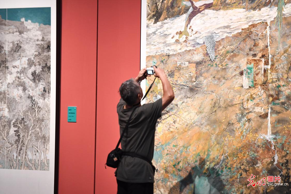 承“抱石风骨” 绘时代新韵