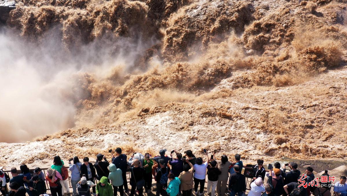 黄河壶口瀑布再现金涛拍岸壮美景观
