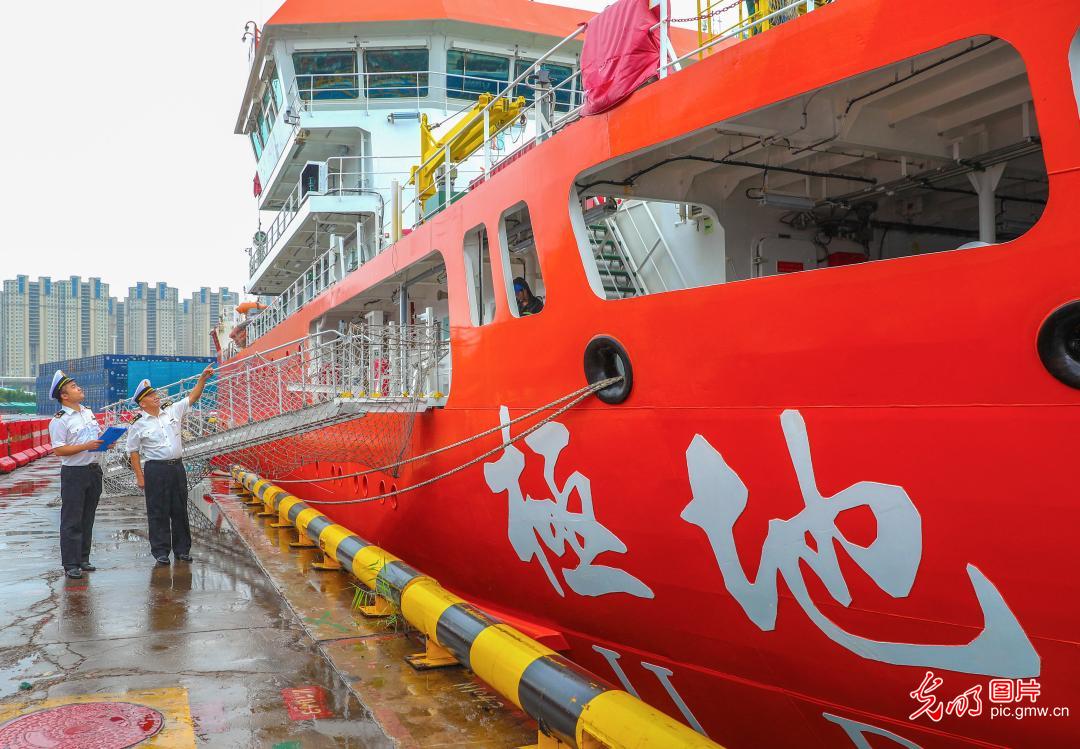 “极地”号完成北太平洋科考返航青岛