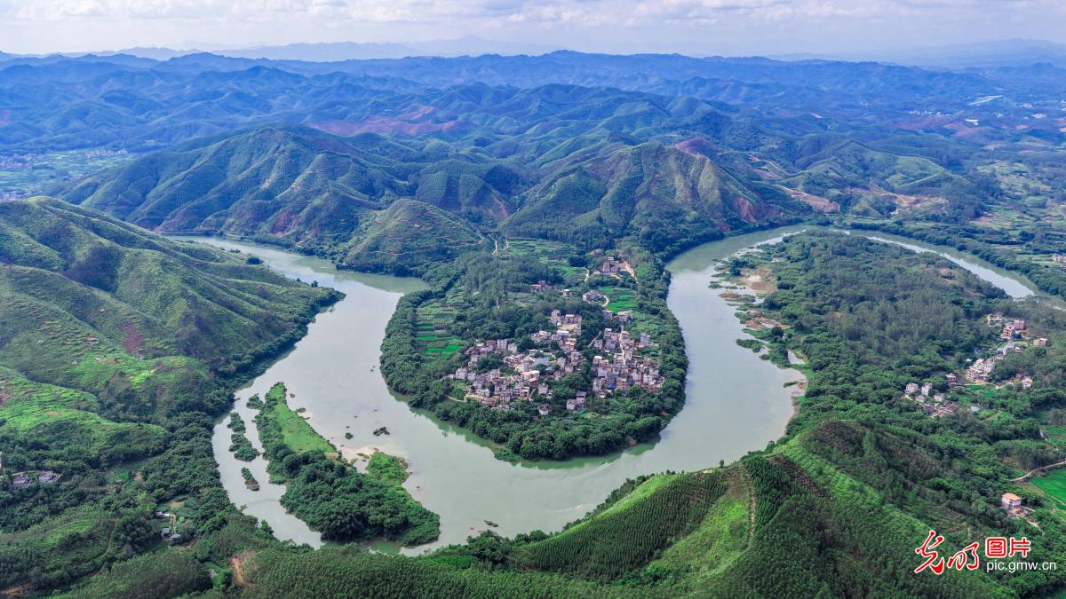 水清岸绿生态美