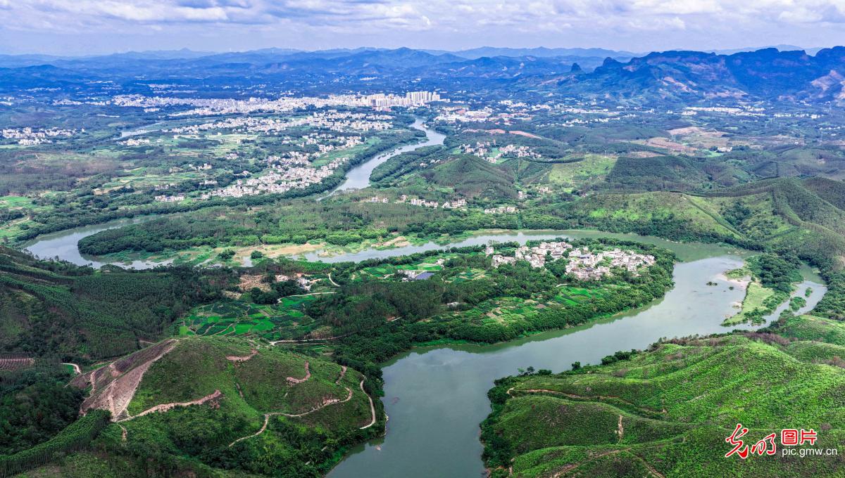 水清岸绿生态美
