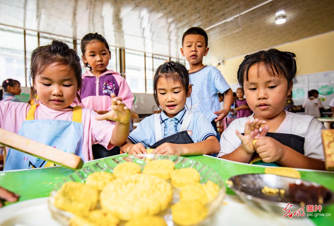多彩活动迎“双节” 多彩活动迎“双节”