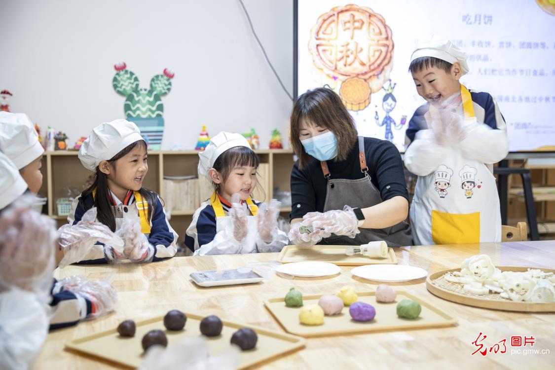 多彩活动迎“双节”