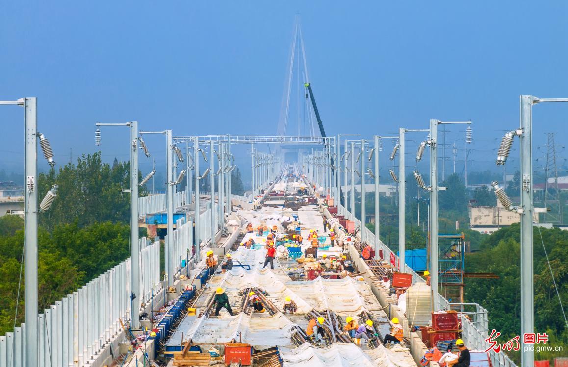 国庆不打烊，一线劳动者用坚守诠释责任与担当