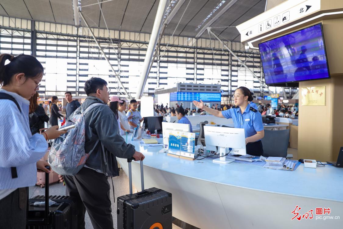 国庆不打烊，一线劳动者用坚守诠释责任与担当