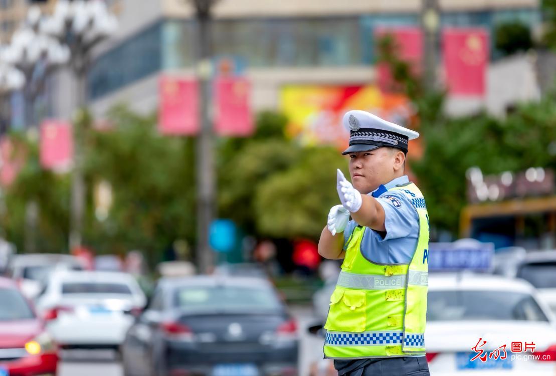 国庆不打烊，一线劳动者用坚守诠释责任与担当