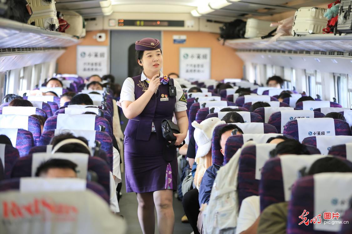 国庆不打烊，一线劳动者用坚守诠释责任与担当