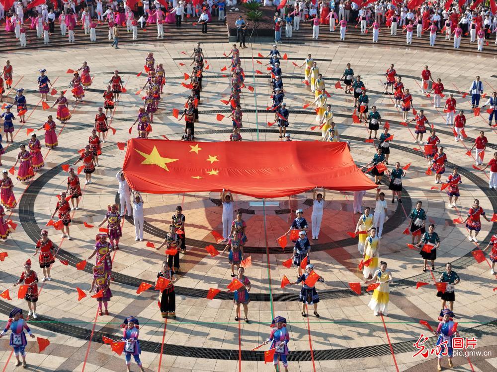 锦绣中国庆贺华诞 神州欢歌祝福祖国