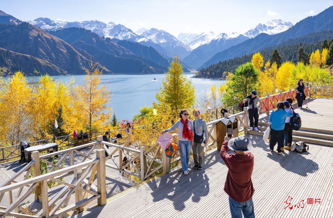 层林尽染 天山天池迎最美赏秋季