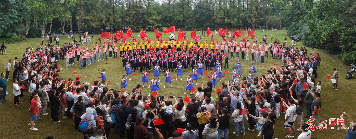 锦绣中国庆贺华诞 神州欢歌祝福祖国