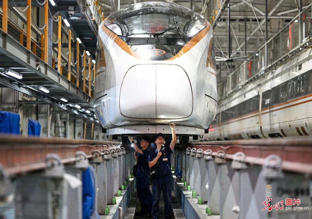 国庆不打烊，一线劳动者用坚守诠释责任与担当