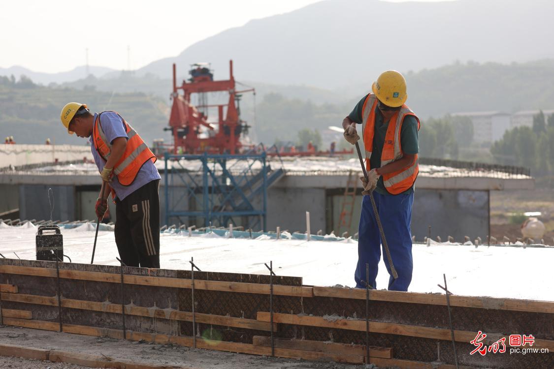 国庆不打烊，一线劳动者用坚守诠释责任与担当