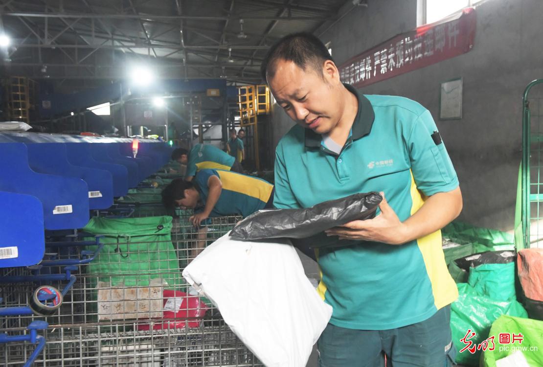 国庆不打烊，一线劳动者用坚守诠释责任与担当