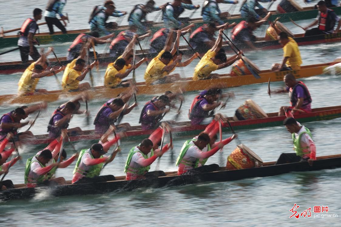 龙舟逐浪 欢度国庆