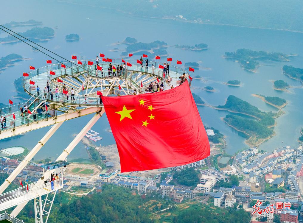 双节同庆引爆出游热潮 全国景点再现“人从众” 双节同庆引爆出游热潮 全国景点再现“人从众”