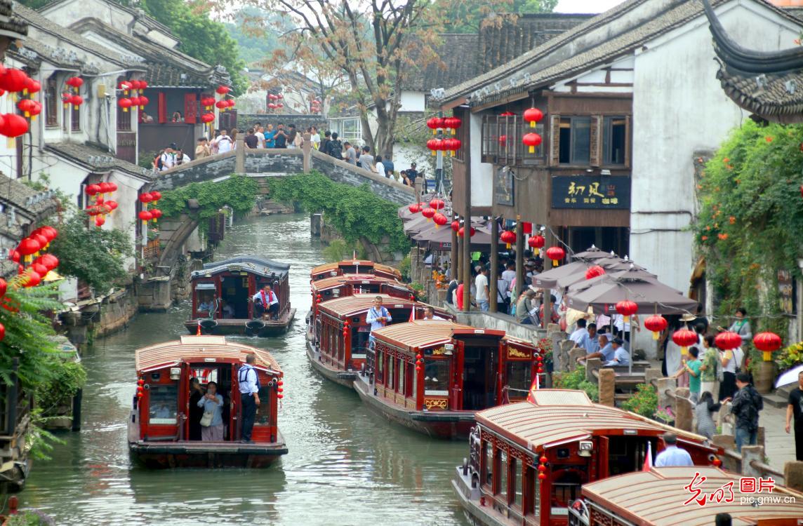 双节同庆引爆出游热潮 全国景点再现“人从众” 双节同庆引爆出游热潮 全国景点再现“人从众”