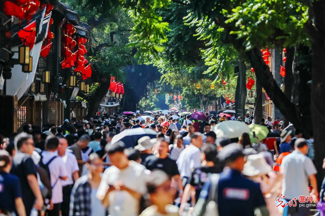 双节同庆引爆出游热潮 全国景点再现“人从众” 双节同庆引爆出游热潮 全国景点再现“人从众”