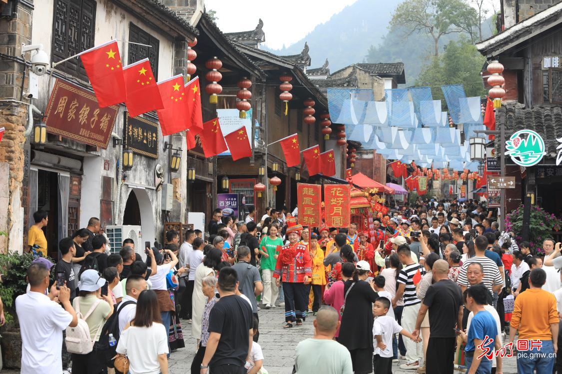 双节同庆引爆出游热潮 全国景点再现“人从众” 双节同庆引爆出游热潮 全国景点再现“人从众”