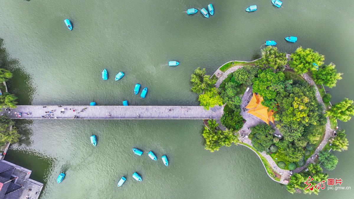 双节同庆引爆出游热潮 全国景点再现“人从众” 双节同庆引爆出游热潮 全国景点再现“人从众”