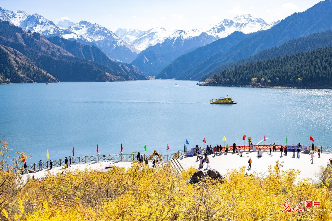 双节同庆引爆出游热潮 全国景点再现“人从众” 双节同庆引爆出游热潮 全国景点再现“人从众”