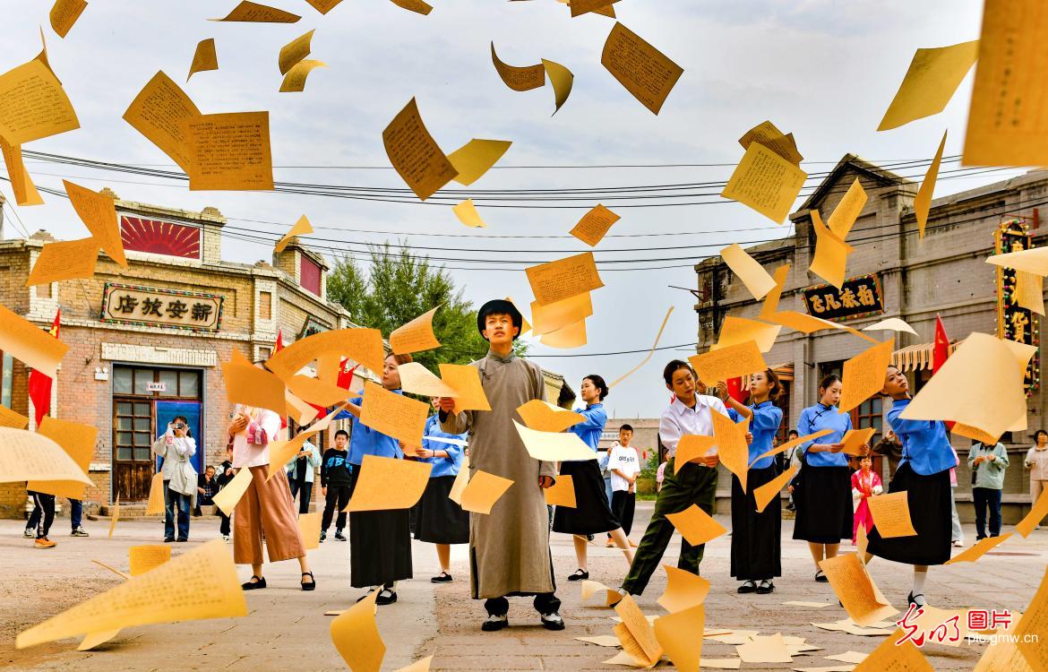 双节同庆忆峥嵘 红色旅游掀热潮 双节同庆忆峥嵘 红色旅游掀热潮