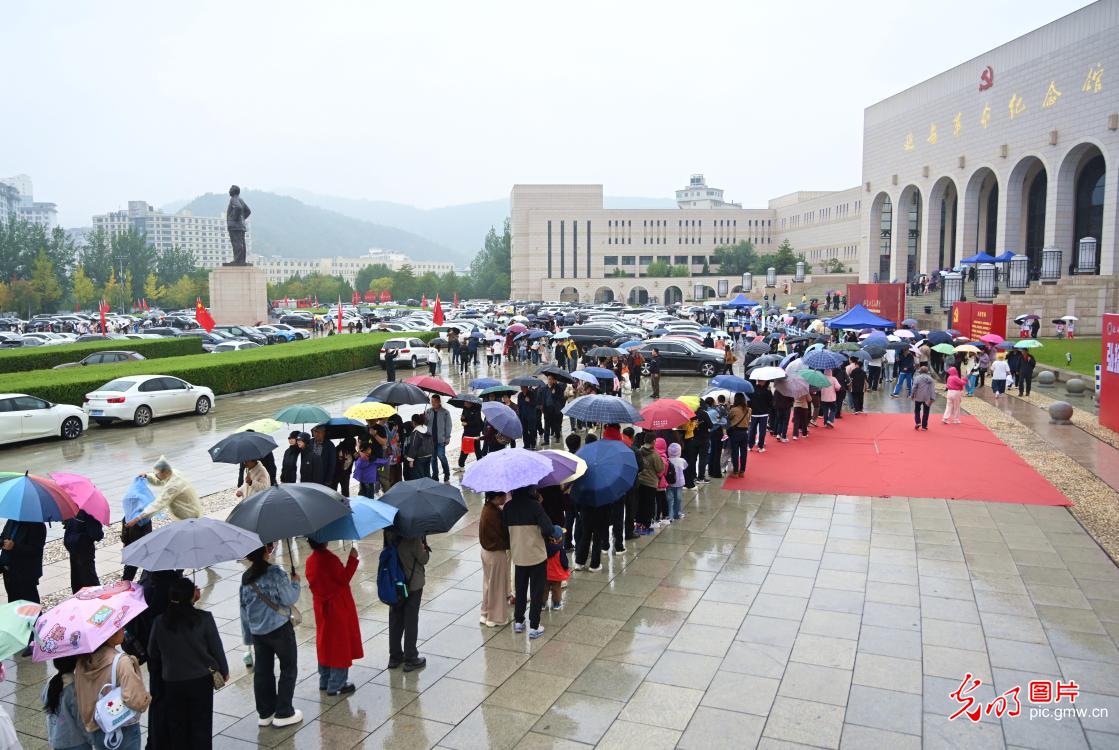 双节同庆忆峥嵘 红色旅游掀热潮 双节同庆忆峥嵘 红色旅游掀热潮