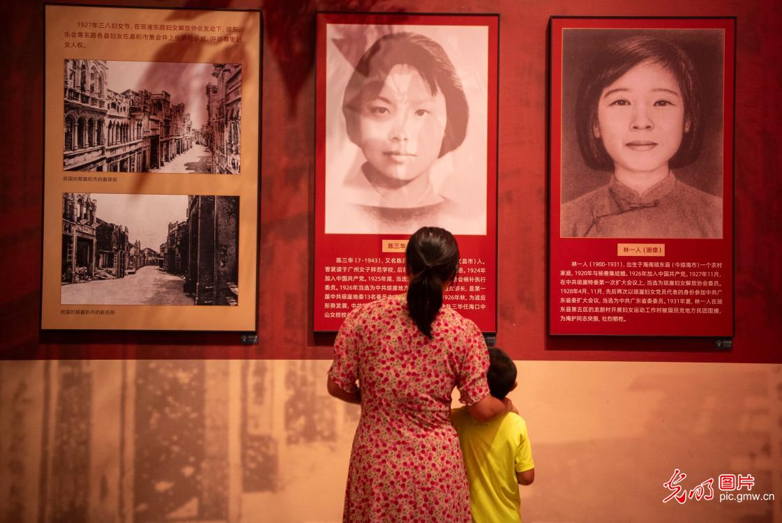 双节同庆忆峥嵘 红色旅游掀热潮 双节同庆忆峥嵘 红色旅游掀热潮