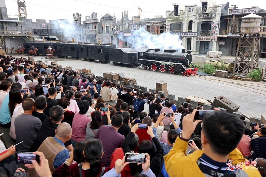 双节同庆忆峥嵘 红色旅游掀热潮 双节同庆忆峥嵘 红色旅游掀热潮