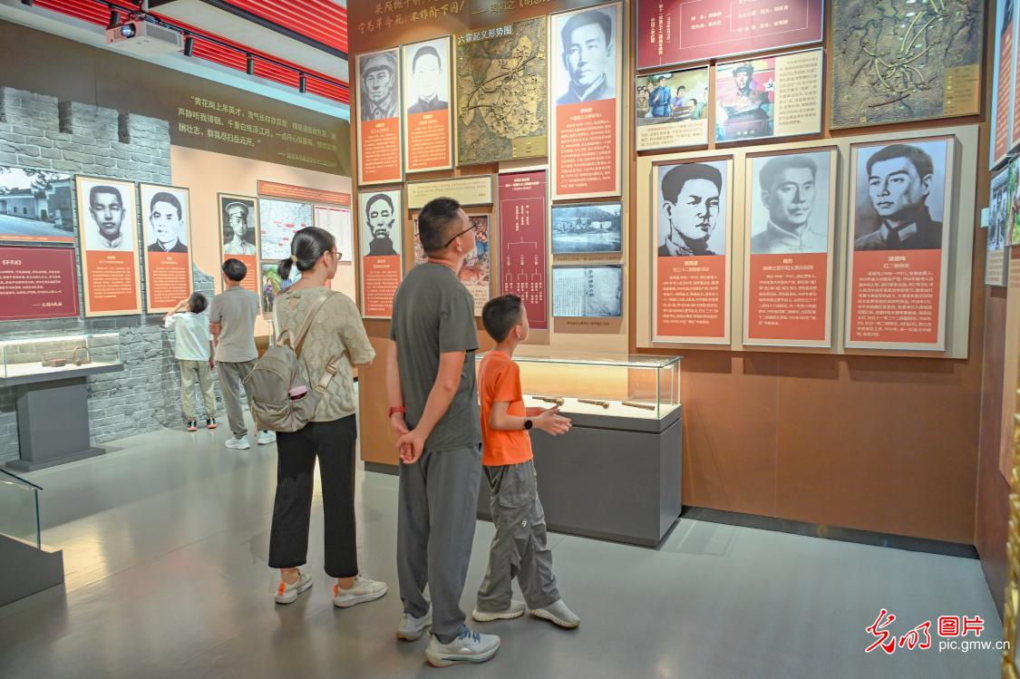 双节同庆忆峥嵘 红色旅游掀热潮 双节同庆忆峥嵘 红色旅游掀热潮