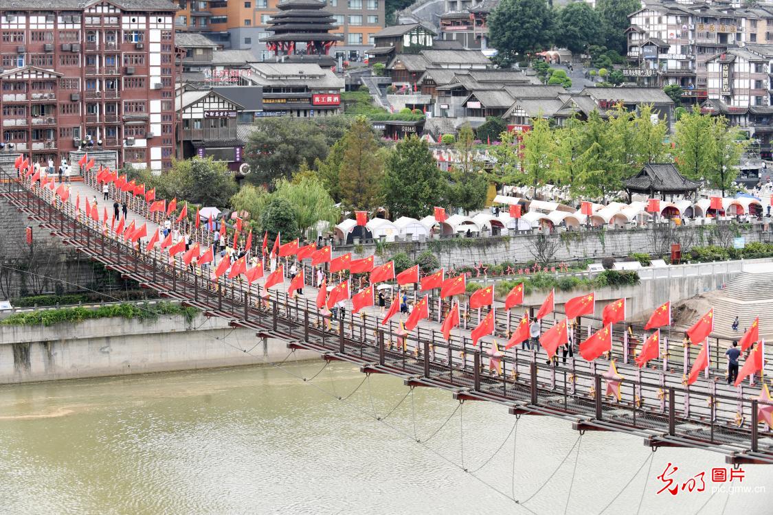 双节同庆忆峥嵘 红色旅游掀热潮