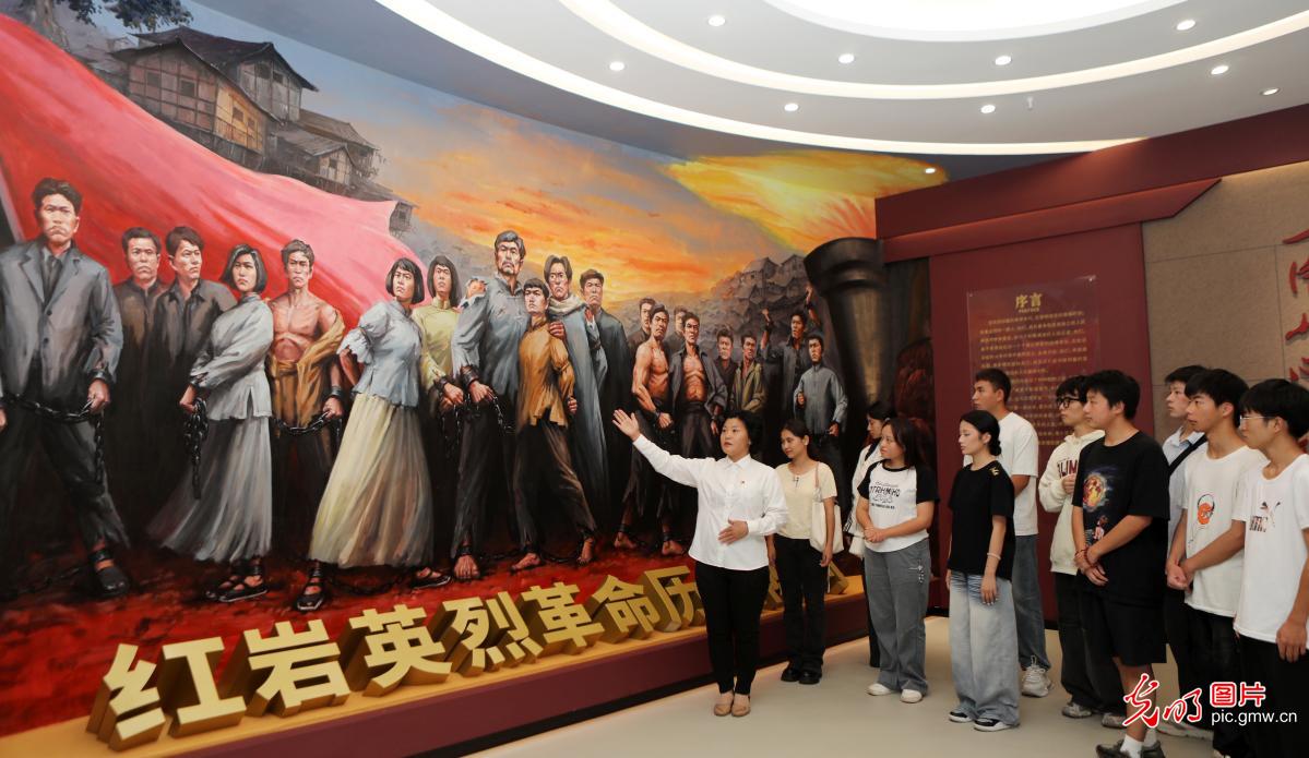 双节同庆忆峥嵘 红色旅游掀热潮 双节同庆忆峥嵘 红色旅游掀热潮