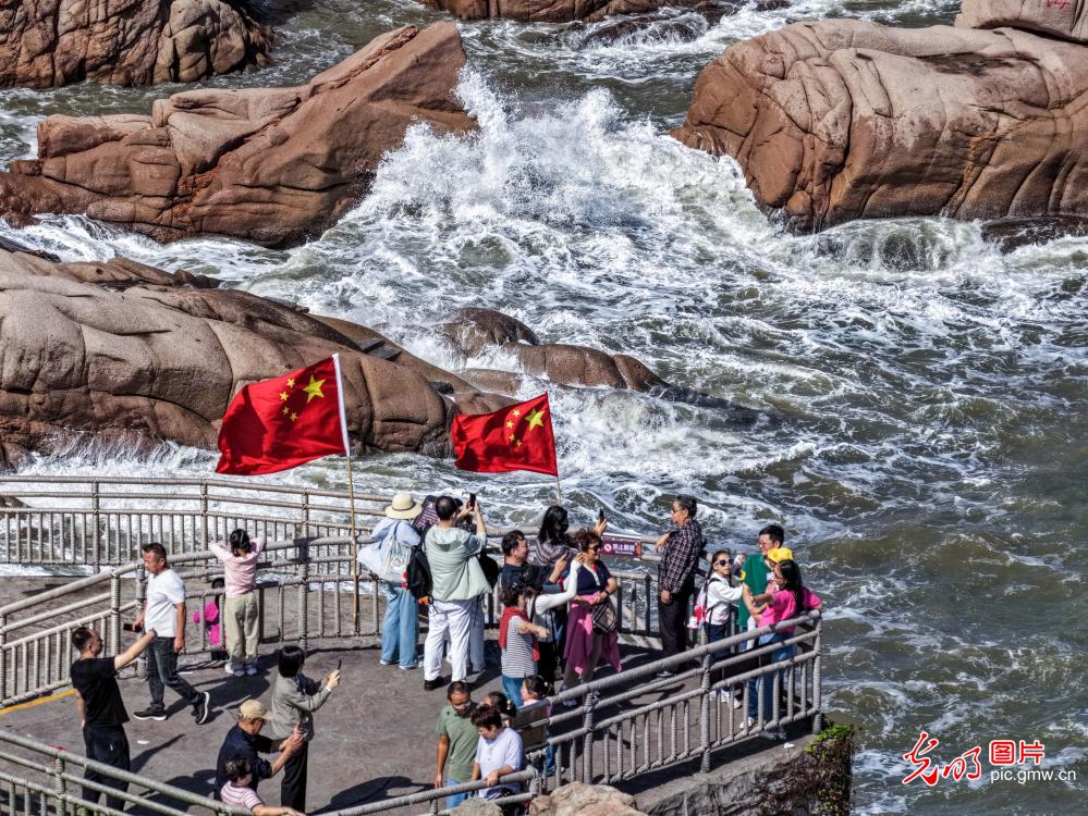 乘跨海索道 赏山海美景