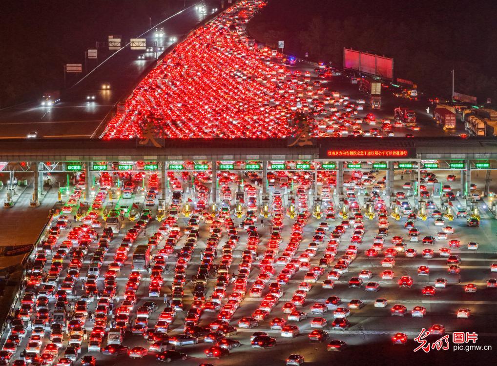 假期最后一天：全国返程客流持续高位运行