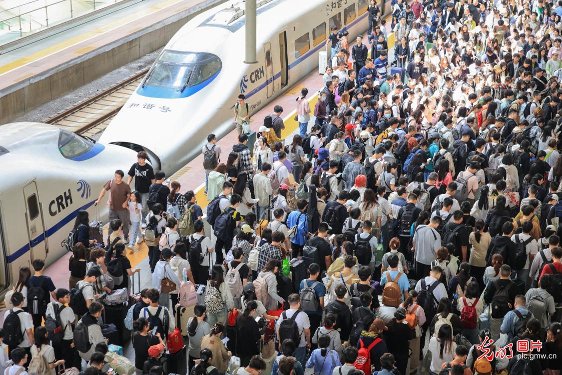 假期最后一天：全国返程客流持续高位运行