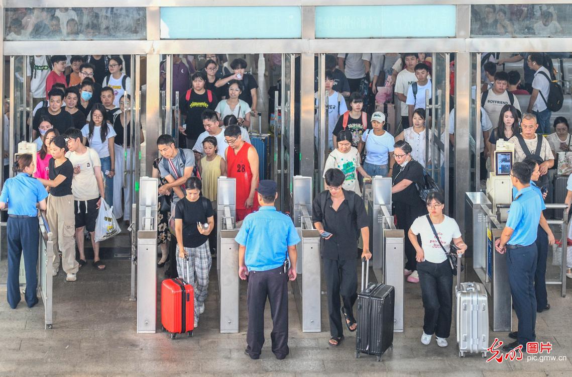 假期最后一天：全国返程客流持续高位运行