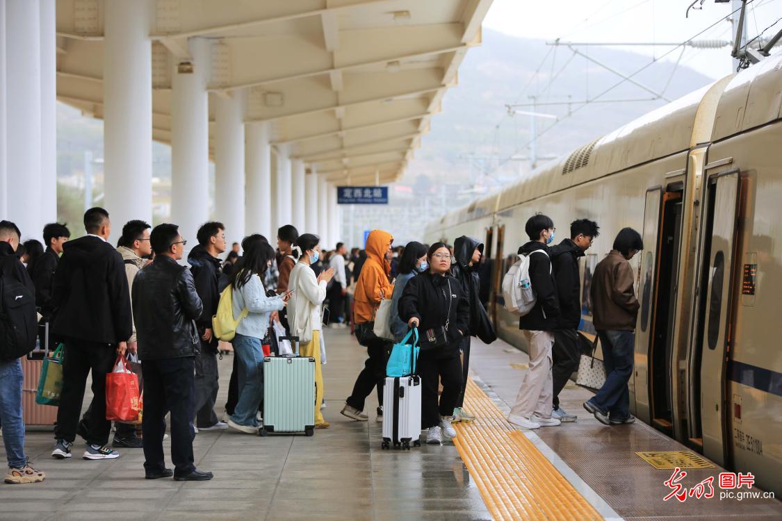 假期最后一天：全国返程客流持续高位运行