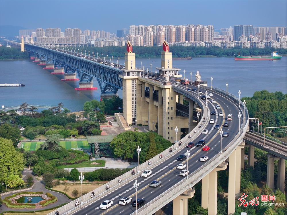 假期最后一天：全国返程客流持续高位运行