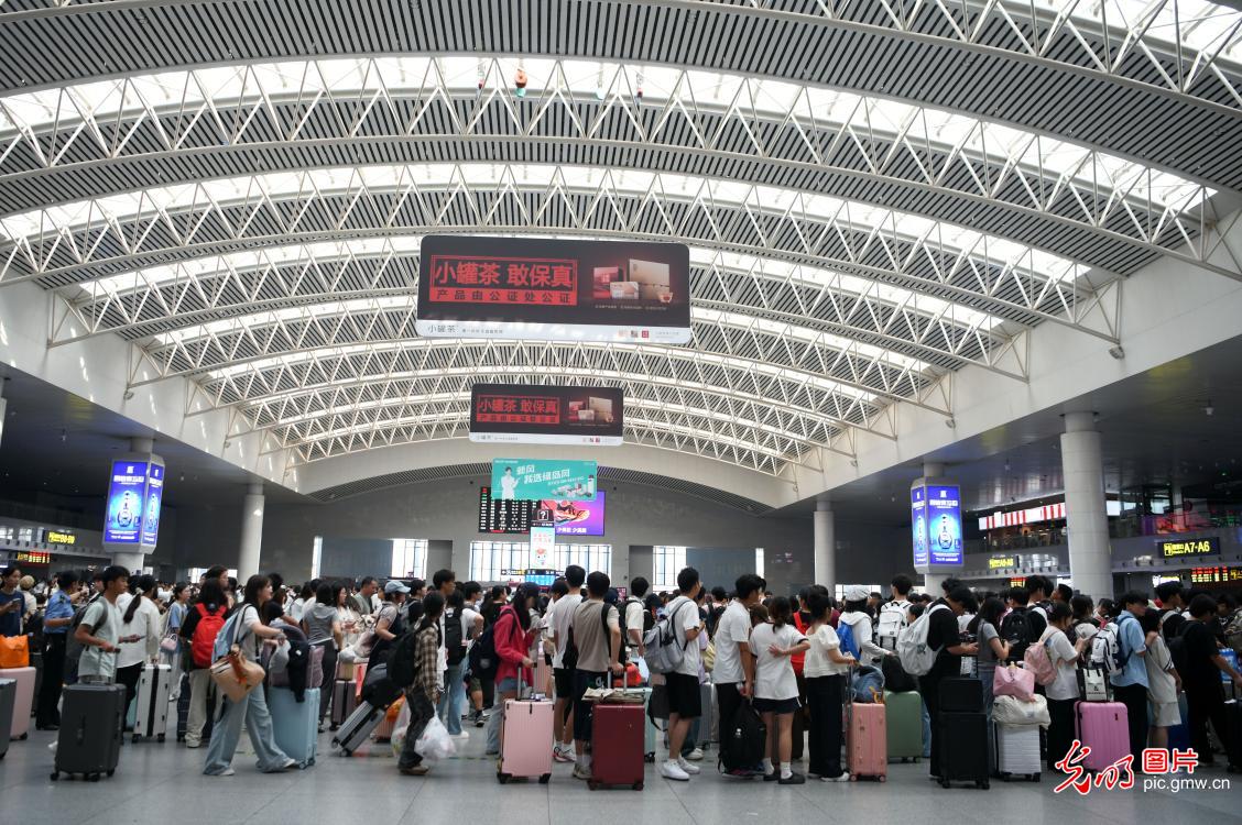 假期最后一天：全国返程客流持续高位运行