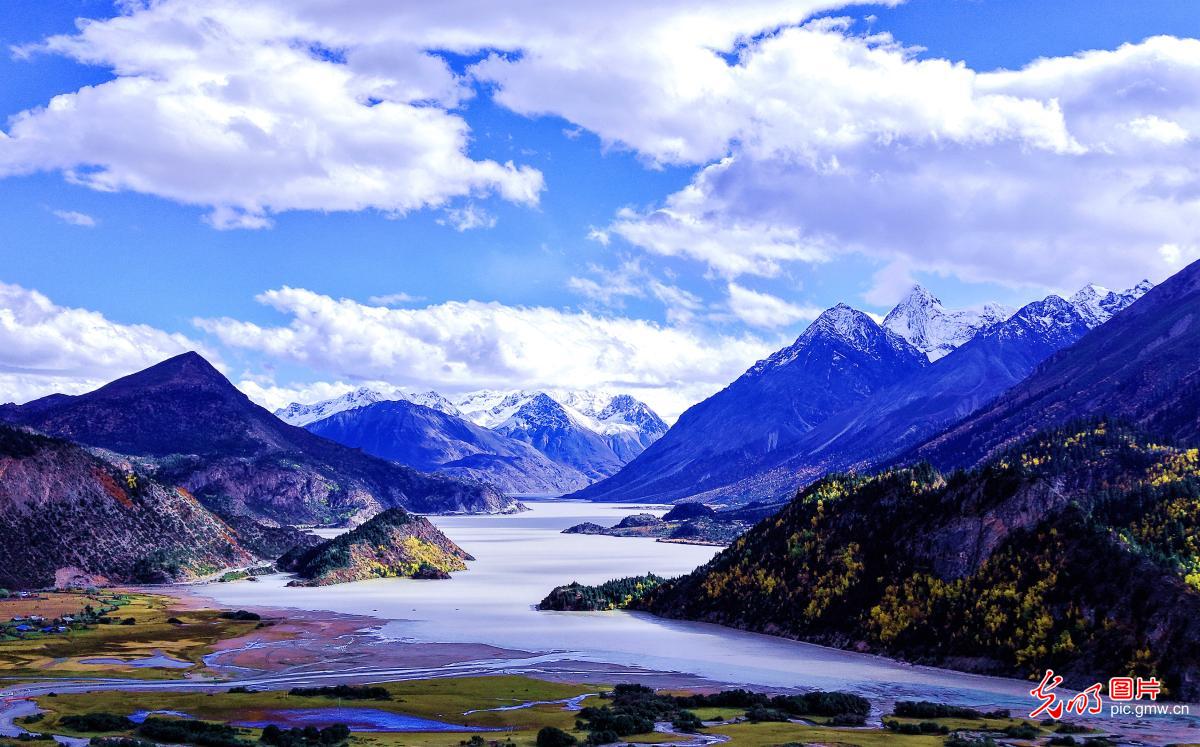 西藏然乌湖呈现壮美景色